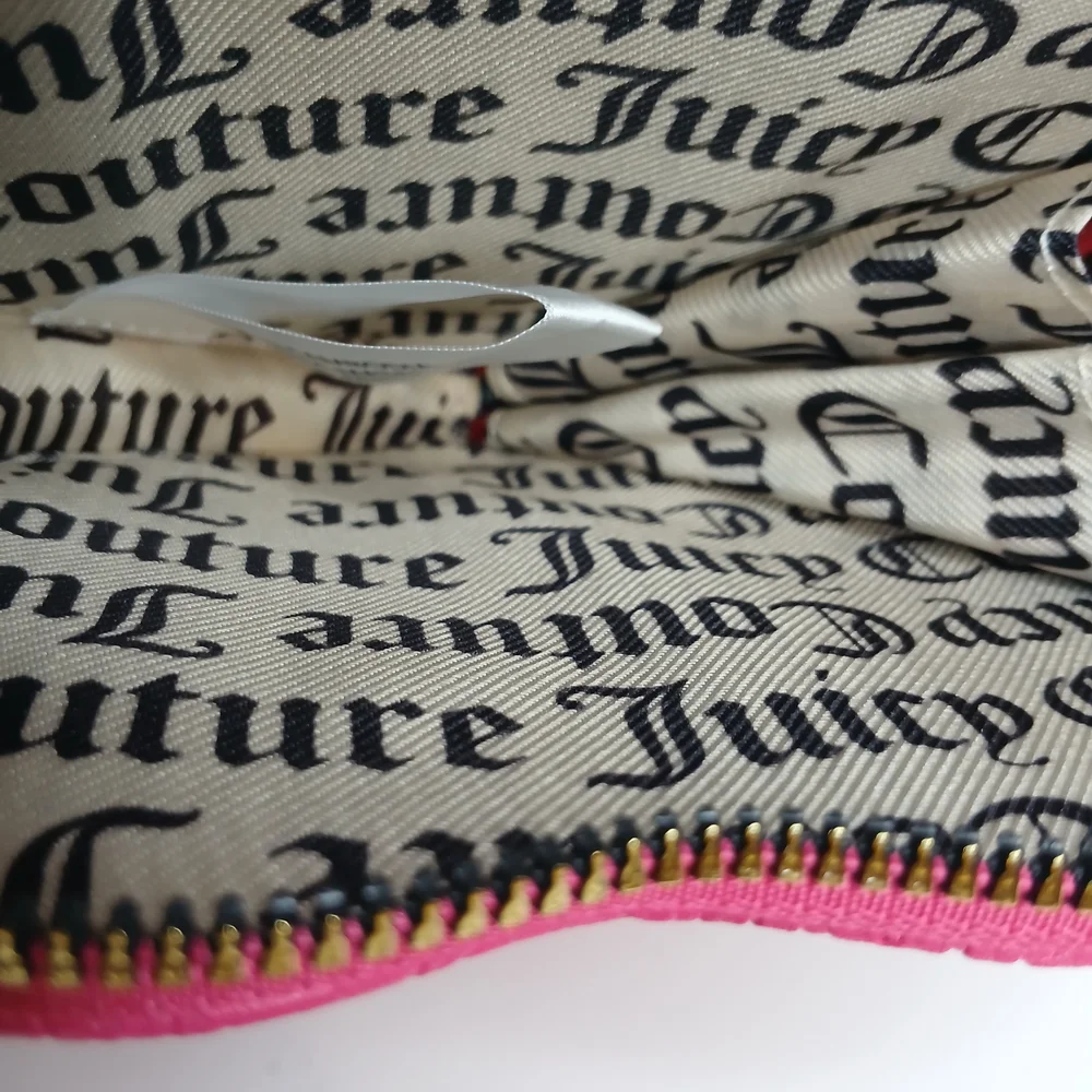 Juicy Couture Pink Flash Embosse 'Can't Tame Her' Heart Zip Around NWT - Picture 4 of 7